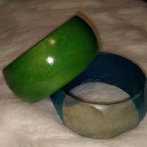 Wood bracelets in green and turquoise.
